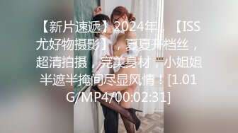 厕拍街边长凳上休息闲聊的漂亮美眉