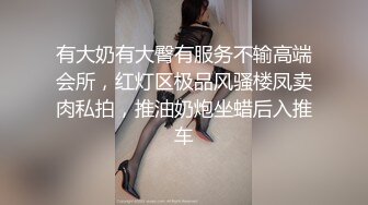 破解家庭摄像头，四眼妹还蛮正点，赤裸对着镜子嘻嘻哈哈 像是DJ舞女，好搞笑的哈哈哈！