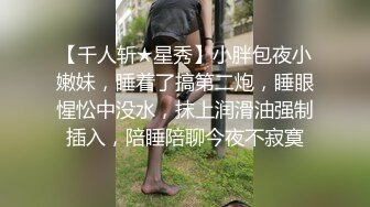 《魔手外购极品厕拍》商业城女厕全景偸拍超多少女少妇方便，逼脸同框，花臂少女尿量好足阴户微开相当诱惑，无水原档4K (5)