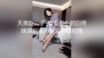 小夫妻大过年也不忘记赚钱，卧室中露脸卖力深喉无套战肉丝打桩花样大战颜射一脸