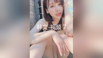 商场一路抄底黑丝美女竟然没穿内裤肥美的鲍鱼真想尝一尝什么味道！