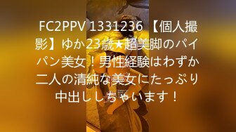  户外车后座拨开内裤露逼 下车脱光光交抱起来干