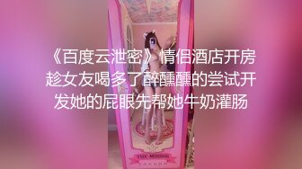 淫荡骚母狗美女小鹿跪在地上掰穴喷尿，美腿高跟鞋，极度诱惑