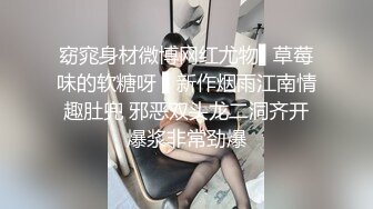   诱人的黑丝嫩模，边吃玉足边做爱：你的脚好漂亮哦，逼逼也好美