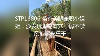 风骚人妻露脸高跟诱惑跟大哥激情啪啪，让大哥用黄瓜捅插骚穴，无套蹂躏床上多体位爆草抽插，内射中出尿尿