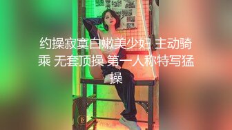 新来的双女姐妹花露脸精彩大秀直播，跟狼友互动撩骚听指挥，奶子比心道具抽插骚穴浪叫呻吟，撅着屁股求草