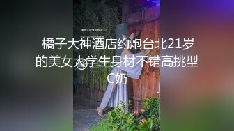 酒店女厕全景偷拍边尿尿边玩手机的小姐姐 (4)