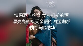 一起出来逛街的闺蜜,逛累了坐下喝杯牛奶,微风吹开衣领,胸部走光了都毫无察觉