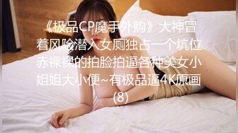 穿着浅蓝色轻飘飘百褶裙美女逛街裙子被风吹起内裤全露出发现用手去捂已经晚了