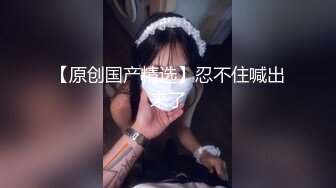 特色酒店红色大圆床偷拍小哥估计看了不少A片入戏很深模仿里面的动作和女友玩