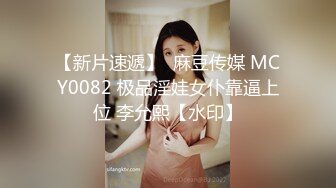 婴儿肥卡哇伊03年萌妹！无毛嫩穴全裸自摸！白皙皮肤贫乳，掰开小穴特写，翘起圆润美臀摇摆