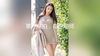 【新速片遞】新的挑战总有新的意外，后面的女士们在选衣服，我家宝贝不知道后面的人有多近，再多一秒，过来的小美女就看到了 