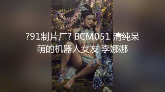 清純麻花辮眼鏡反差婊,現在的大學妹子就是放得開,蹲在張開腿誘惑紫薇