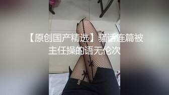 3K原始版全景厕拍-怕臭的波浪卷发时尚妹子,膝盖前两个破洞是跪地板摩的吧