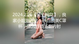 中年夫妻看着电视在客厅沙发大战一番骚妻