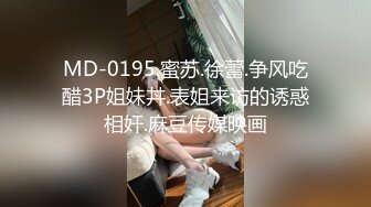 SM重口味推荐高挑黑丝美腿女郎被眼镜妹子拳头插菊花超大洞口看到大肠黑白双鸡巴插屁眼太狠了