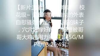 户外楼顶黑色碎花裙子无毛少妇，地面铺个垫子先道具自慰，再啪啪