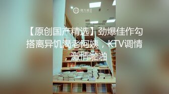 把镜头伸过隔板超近距离拍摄嘘嘘