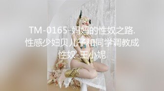 《极品CP魔手外购》色胆包天坑神潜入某公司女厕独占坑位隔板缝中实拍超多美女小姐姐方便，脸逼同步前后拍太顶了 (5)