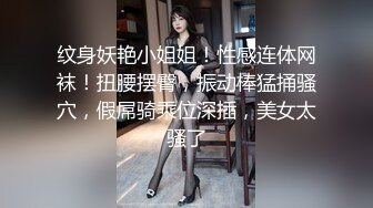 床上自拍，前面挂着女士内衣