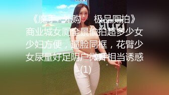 村里的大奶熟女电话二婶聊侃乱伦：你别说了嘛。噼里啪啦的说着云南话，咱也听不懂，吃着鸡巴聊着天，骚死了，好喜欢，谁让你勾引儿子的 (2)