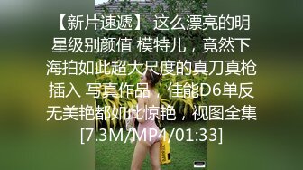 沙发上享受性感红丝情趣套装骚妹纸的肉体