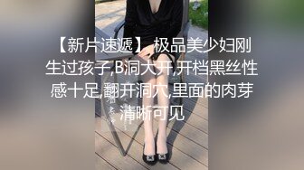 奶哺乳期骚女激情操逼，挤出乳汁，抓着屌猛吸，从下往上视角后入，操的两个大奶晃动