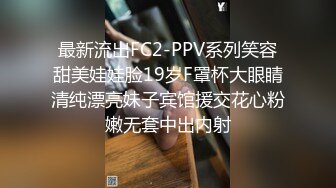 看着老婆被单男摁到沙发操