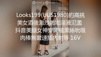 公园女厕偶遇漂亮的网红小姐姐 人美B更美