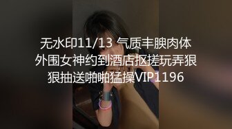 【新速片遞】 孤独的少妇黑丝露脸被渣男老公把逼都快玩肿了，镜头前捂着嘴整只手插逼里搅拌，道具玩弄茄子都上了高潮喷水