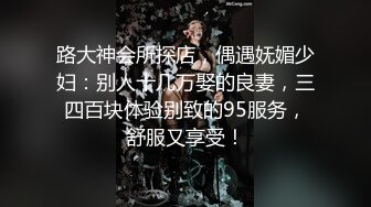 兼职小少妇深夜发骚，全程露脸玩弄逼逼，撅着屁股给狼友看菊花，听狼友指挥掰开骚穴用道具抽插逼逼叫的好骚