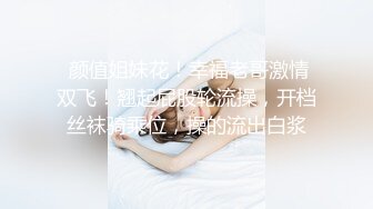 草地上玩弄自己的无毛穴