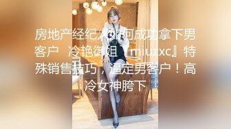  爆乳户外美娇娘性感情趣诱惑公园勾引散步路人，到一半差点翻车来了很多游客换地接着干