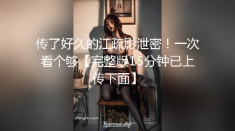 找个按摩女上门服务，扒下大哥裤子撸大鸡巴深喉口交