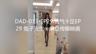 漂亮小姐姐被黑祖宗大肉棒無套輸出 開始很緊張小手拳頭攥的緊緊的 身材不錯