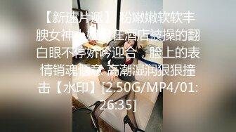 如此清纯漂亮的美女 家中自慰 快到高潮时两手同时往逼里插啊 肌肤白皙