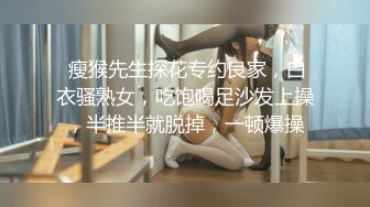 推婴儿车逛街的宝妈,弯腰给孩子整理衣服的时候胸部走光,还大一颗樱桃