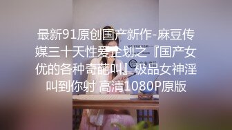 两个小妮子露脸脱光了躺床上等待大哥宠幸，全程露脸让大哥吃奶玩逼，口交大鸡巴，床上各种体位抽插爆草好骚