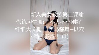 爆乳少妇让大哥在床上蹂躏，风骚的大屁股撅着给大哥舔鸡巴，让大哥压在身下爆草奶子乱晃，边打电话边草真骚