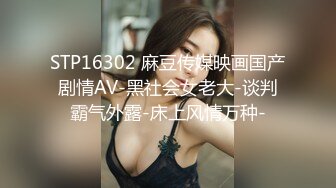 邊看美劇邊享受性感女友的口活服務 豐滿身材十分誘