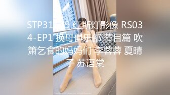  逼逼非常粉嫩的金发碧眼维族美女和汉族网红闺蜜互玩下体看着性感的逼毛非常有撸点