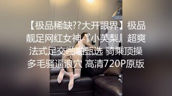 美女酒吧被灌醉带到厕所口交 追着jb舔 被射了一嘴的尿 还有被后入