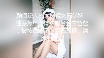 第一次用丝袜还很羞涩的老婆