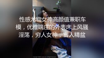 极品蜜桃臀，内裤扒到一边，扶大屌插入，骑乘深插到底，光滑大屁股，边操自己扣菊花