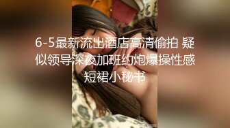 三个妞一块骚这谁受得了啊，全程露脸激情艳舞扭动骚臀，吃奶玩逼道具不停抽插，把骚穴都给捅大了精彩刺激