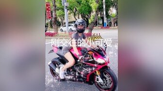 露脸，偷偷和在房间复习资料的表妹疯狂做爱