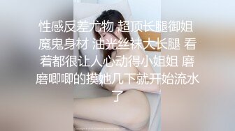  小骚逼露脸洗干净了伺候小哥哥诱惑狼友，舔鸡巴的样子好骚吸蛋蛋，深喉抽插