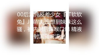 【新片速遞】 小吃街抄底白色连衣裙的漂亮美女 竟然没穿内裤❤️粉嫩的鲍鱼还残留着白色的液体 难道是刚刚被操过？