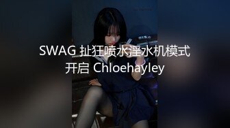 上次爬窗户偷拍表妹洗澡被察觉了,无奈没戴眼镜,没看清是谁偷拍的,这次洗澡不敢把眼镜摘下了