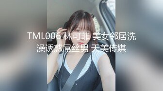 申精黑丝情趣内衣的蜜桃臀少妇